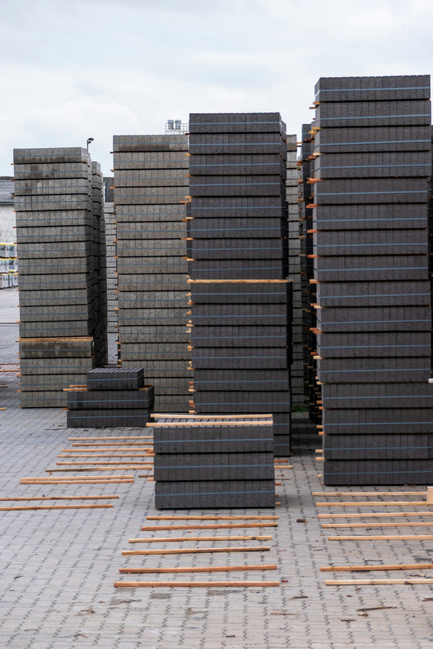 Palettes de pavés béton empilées en sortie d'usine